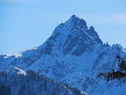 09 Il Monte Becco baciato dal sole (maxi zoom)